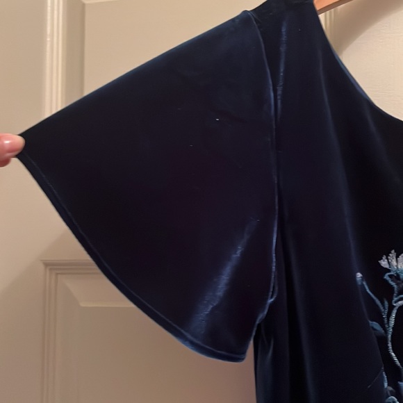 NWT 👗 cute, stretchy, lace hem underlay, floral embroidery - Picture 5 of 8